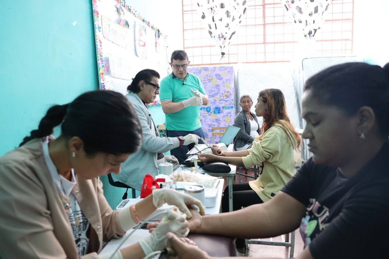 Familias del campamento transitorio Luis Hurtado Higuera reciben atención integral en salud natural