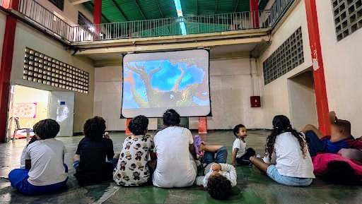 “Pantallas de Esperanza” lleva la magia del cine a niños y niñas de campamento transitorio en San Martín