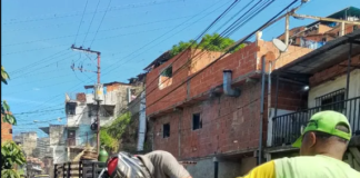 Junto al Poder Popular: Instalan barandas lineales en las zonas altas de Catia para proteger a la comunidad de Gramoven