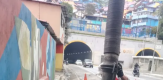 Limpian tanquillas de drenaje en la parroquia Santa Rosalía para prevenir colapsos viales
