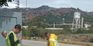 Limpian bocas de visita obstruidas por desechos en El Paraíso