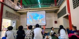 “Pantallas de Esperanza” lleva la magia del cine a niños y niñas de campamento transitorio en San Martín